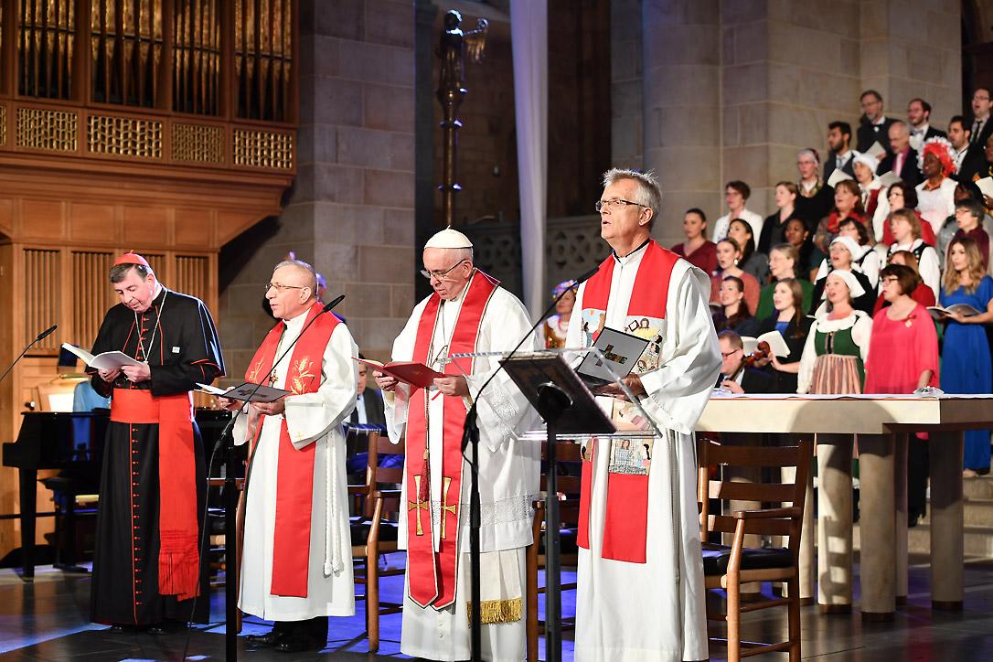 Kurt Cardinal Koch (President of the Pontifical Council for Promoting Christian Unity), Bishop Munib Younan (President of the Lutheran World Federation), Pope Francis, Reverend Dr Martin Junge (General Secretary of the Lutheran World Federation) lead the joint commemoration in Lund Cathedral. Photo: Church of Sweden/Magnus Aronson
