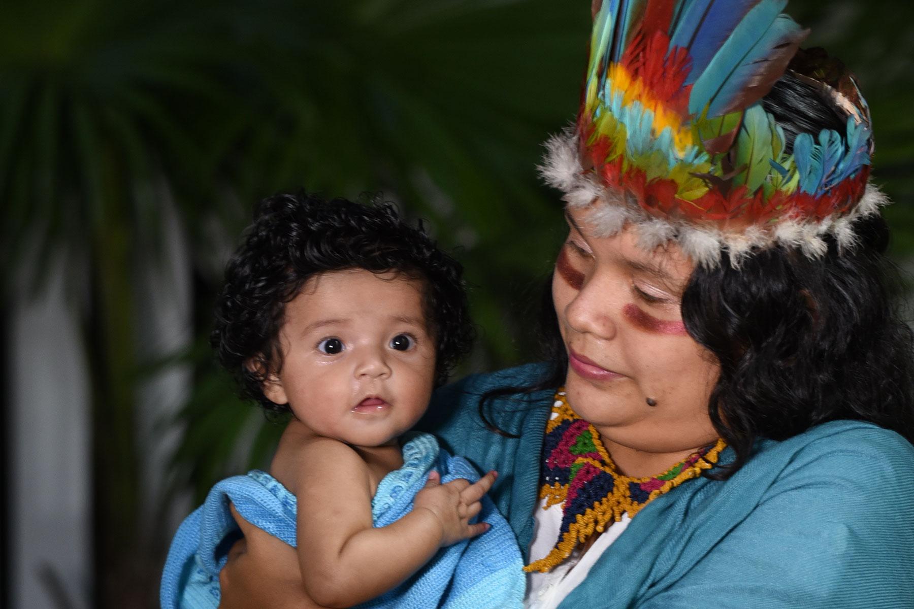 Die diesjährige LWB-Weihnachtskarte zeigt eine indigene Mutter aus Guyana mit ihrem Kind.Foto: Cleveland Bradford/Eclipse Digitalphoto Studio