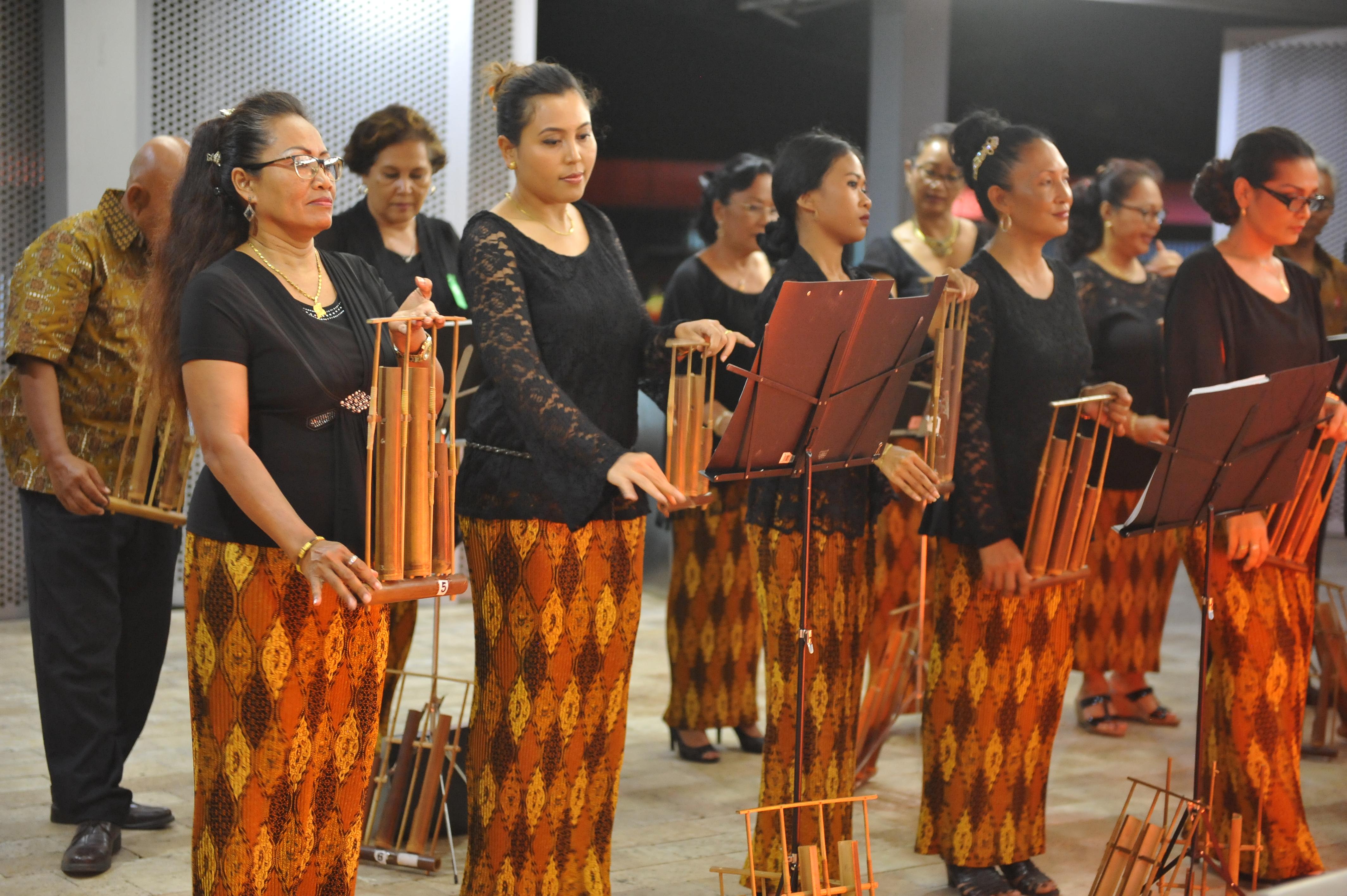Eine javanesische Band spielt während eines Kulturabends anlässlich der Vorbereitenden Konsultationen der LWB-Regionen LAK und Nordamerika in Paramaribo (Suriname) traditionelle Musik. Foto: LWB/P. Mumia