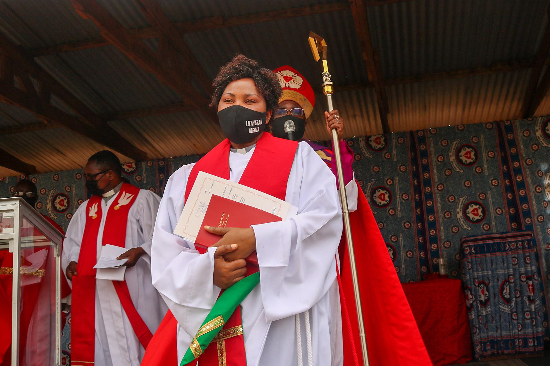 Pfarrerin Bertha Godfrey Munkhondya ist die erste Frau, die in der Evangelisch-Lutherischen Kirche in Malawi ordiniert wurde. Foto: David Mang‘enda/ALCINET