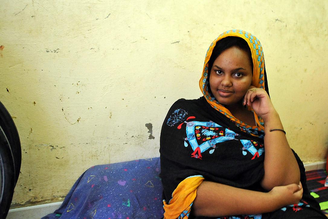 Die 15-jährige Fatou Haidana ist gelähmt. Sie hat schon mehrere Heiratsanträge abgelehnt. Ohne das LWB-Patenschaftsprogramm, das ihr den Schulbesuch ermöglicht, wäre das sehr viel schwieriger. Foto: LWB/C. Kästner
