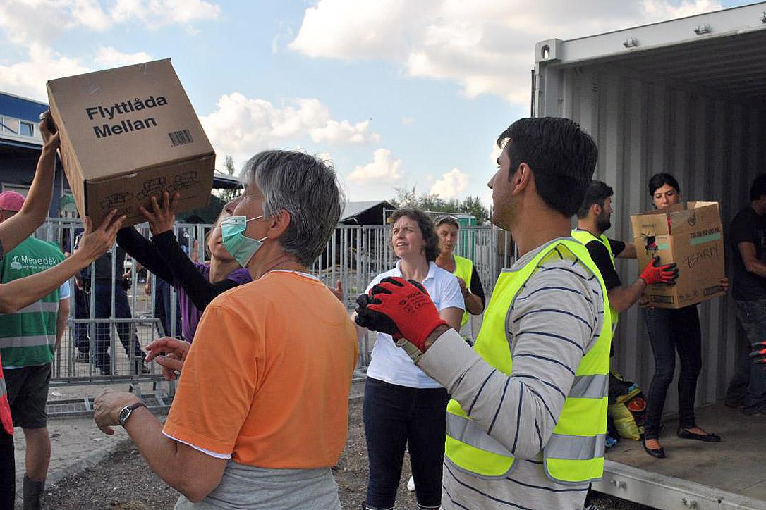 Freiwillige und eine kirchliche Hilfsorganisation an einer Ausgabestelle in Ungarn. Foto: evangelikus.hu