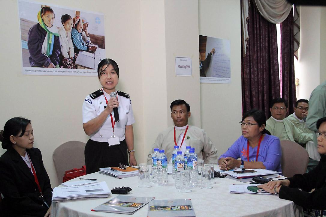 Eine Teilnehmerin der Regierung von Myanmar beteiligt sich bei einem Workshop, der vom LWB Myanmar organisiert wurde, an der Debatte über Menschenrechte. Foto: LWB Myanmar