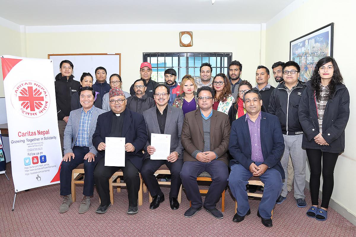 Mitarbeitende von LWB und Caritas Nepal nach der Unterzeichnung der Absichtserklärung in der Zentrale von Caritas Nepal. Foto: LWB