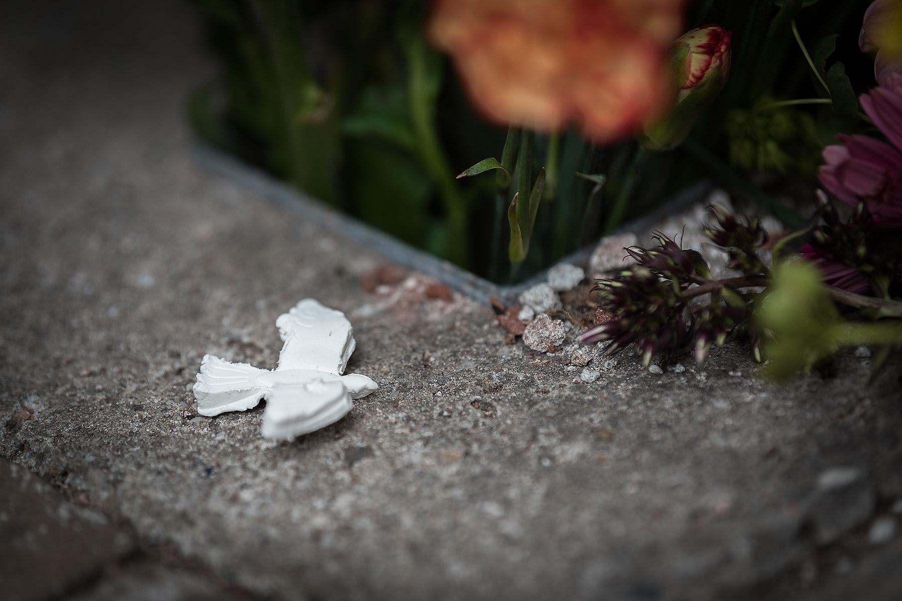 A peace dove and flowers at a monument in Amsterdam. Photo courtesy of Albin Hillert
