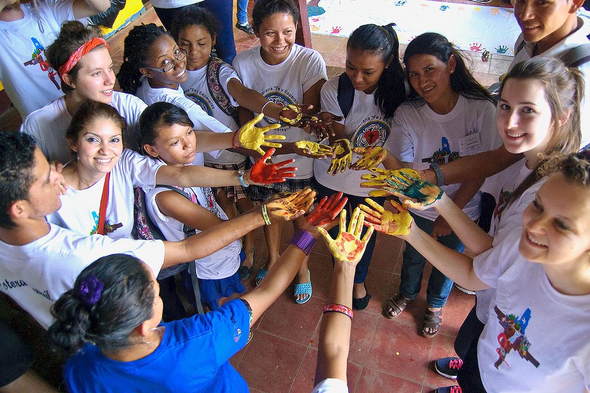 Junge Menschen aus Lateinamerika, der Karibik und Nicaragua nehmen mit dem LWB an einem künstlerischen Umweltprojekt teil. Besonders junge Menschen sind von der jüngsten Welle der Gewalt in Nicaragua betroffen. Foto: LWB/Chelsea Macek