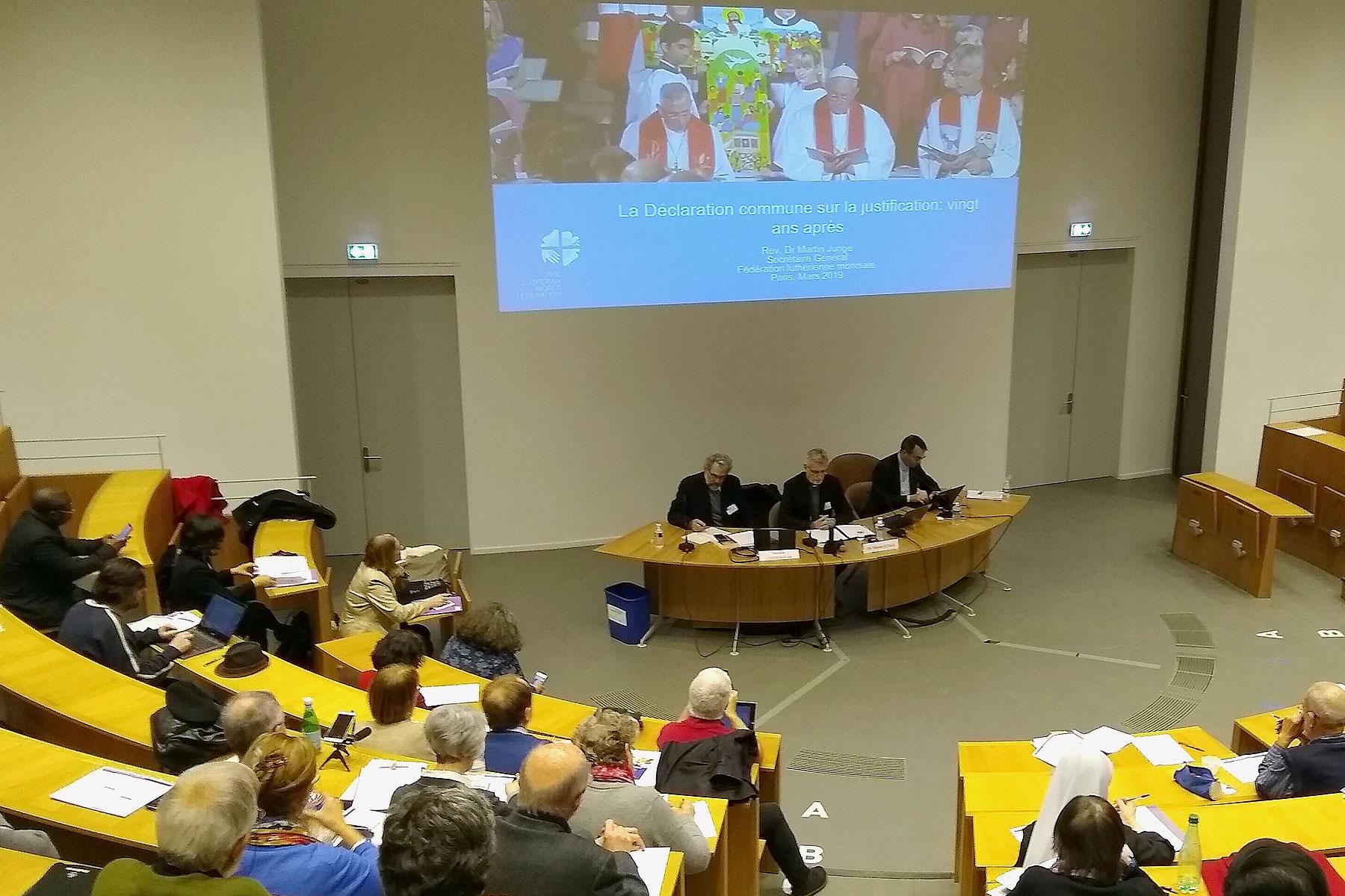 LWB-Generalsekretär Martin Junge spricht auf einem Kolloquium, das vom Institut für weiterführende ökumenische Studien der Katholischen Universität Paris organisiert wurde. Foto: Stephen Brown