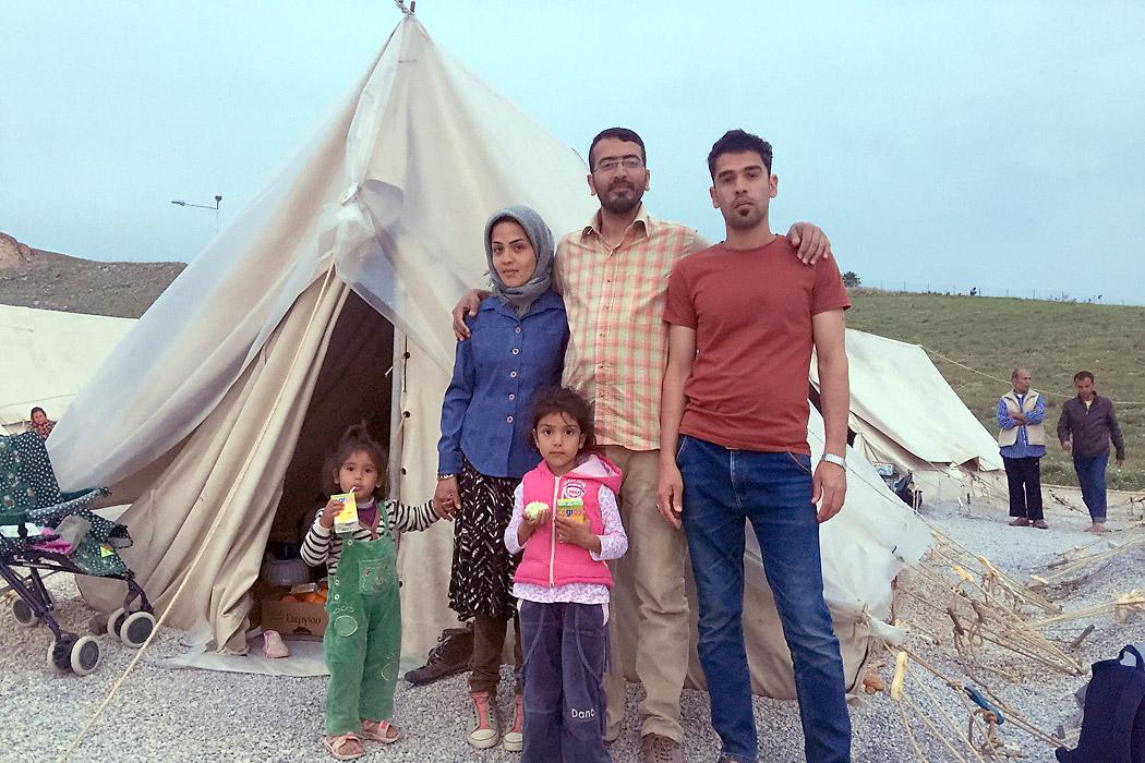 Mahdi und seine Familie waren von den Taliban mit Tod und Entführung bedroht worden und gemeinsam mit der Familie des Schwagers aus Afghanistan nach Europa geflohen. Beim Überqueren der mit Stacheldraht gesicherten Grenze zwischen dem Iran und der Türkei waren sie beschossen worden. Auf der Flucht wurden sie von zehn Familienmitgliedern getrennt. Foto: LWB/J. Schreier: