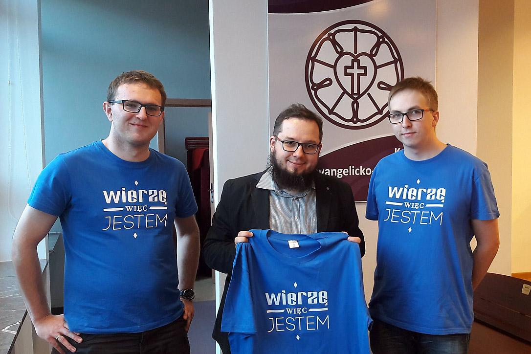 Junge Reformatoren in Polen präsentieren die T-Shirts ihres Projekts, die rege nachgefragt werden.Foto: EAKP