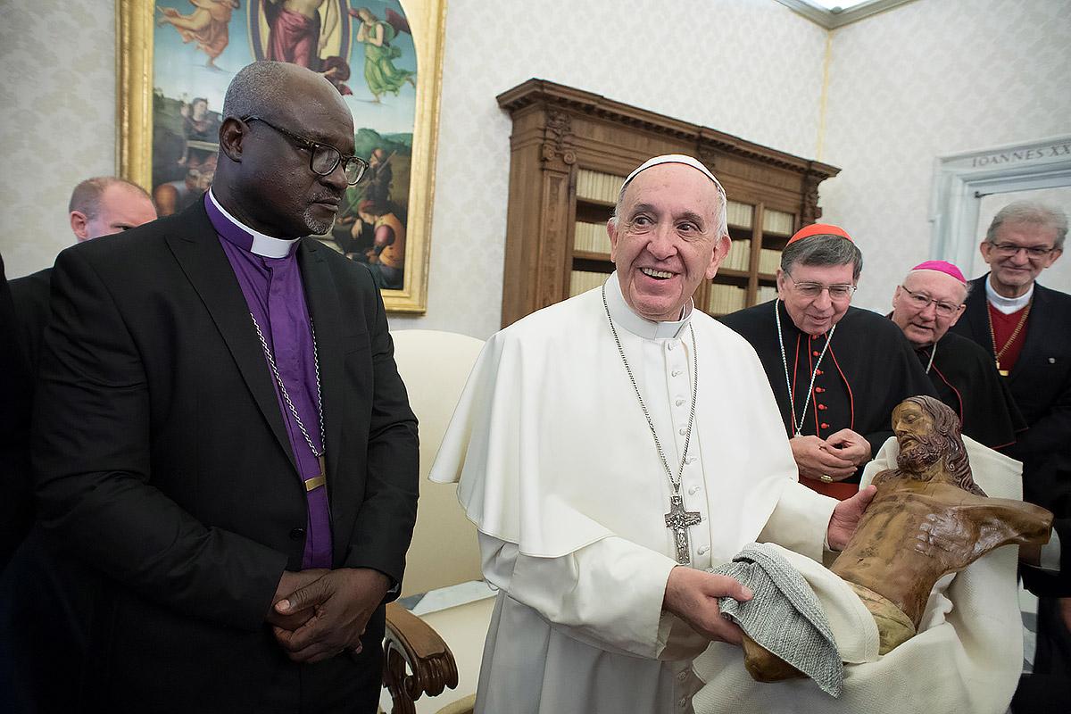 LWF delegation presented Pope Francis with a replica of the Christ of BojayÃ¡. Photo: L'Osservatore Romano