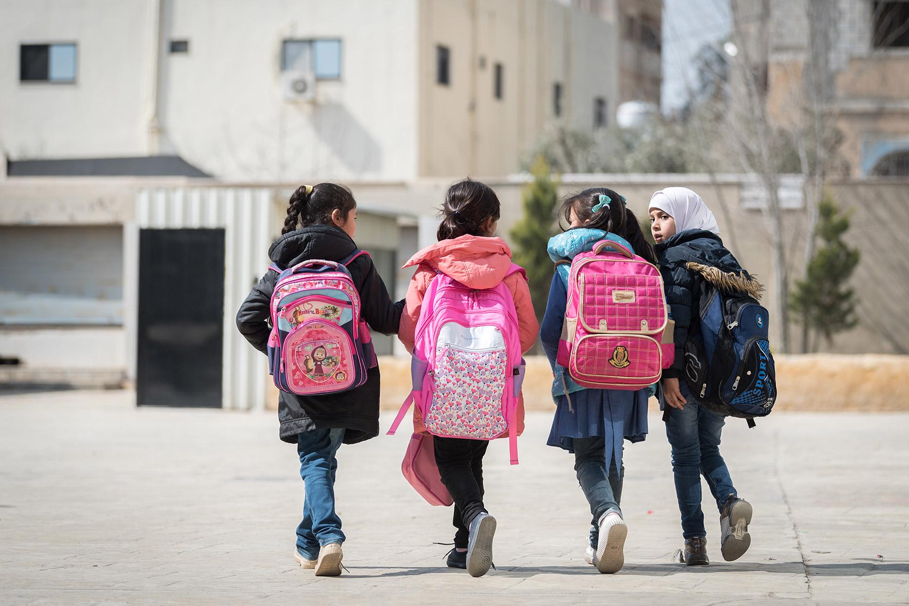 Eine Gruppe von Mädchen unterwegs zur Schule im jordanischen Bezirk Sahab. Die vom LWB geleistete Hilfe kommt sowohl jordanischen als auch syrischen Kindern zugute. Foto: LWB/Albin Hillert