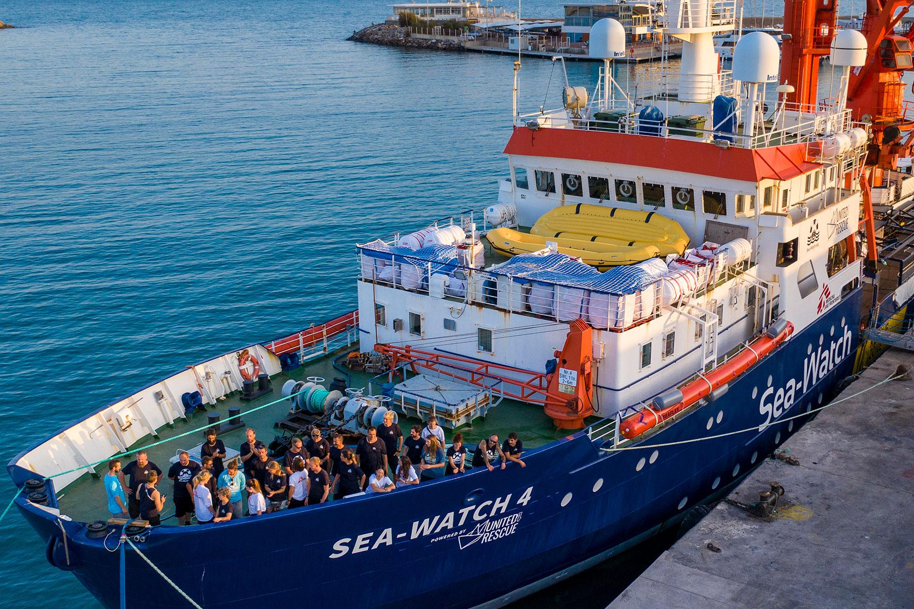Die Besatzung von Sea-Watch 4 traf sich am Abend vor dem Auslaufen des Schiffes in das zentrale Mittelmeer vor der libyschen Küste an Deck. Foto: epd-bild/Thomas Lohnes