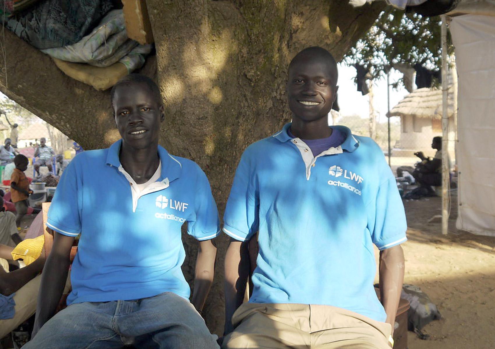 John Garang und Peter Jok unterstützen den LWB als Freiwillige im Flüchtlingslager Adjumani (Uganda). DCA/ACT/LWB/Mai Gad