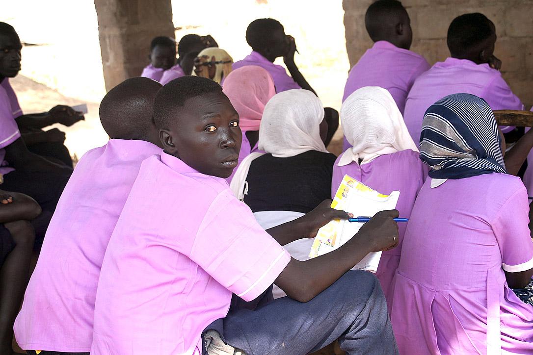 Schülerinnen und Schüler der 3. Klasse des beschleunigten Bildungsprogramms im Flüchtlingslager Yusuf Batil, Maban County, Südsudan. Foto: LWB/C. Kästner