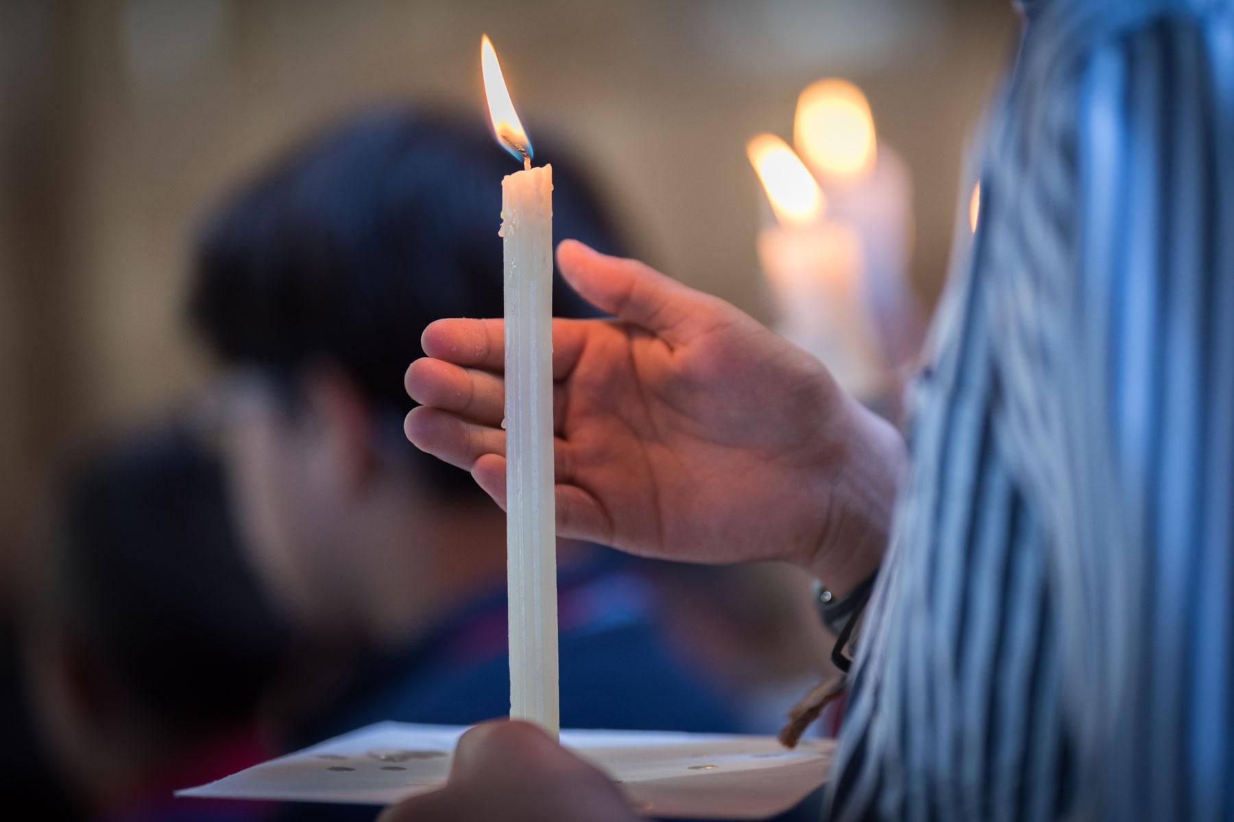 Kerze im Gottesdienst. Foto: LWB/Albin Hillert