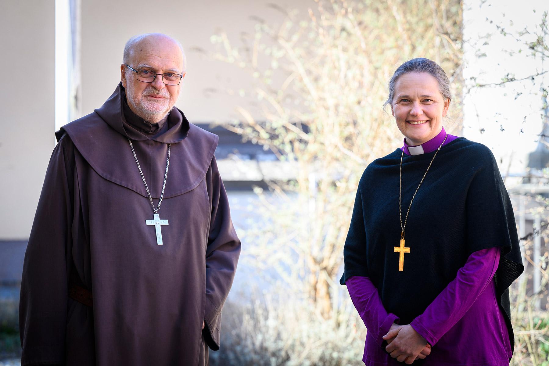 Catholic Bishop of Stockholm Cardinal Anders Arborelius and Lutheran Bishop of Uppsala Karin Johannesson lead the weekly ecumenical retreats to celebrate the gifts of the Holy Spirit at Pentecost. Photo: Magnus Aronson