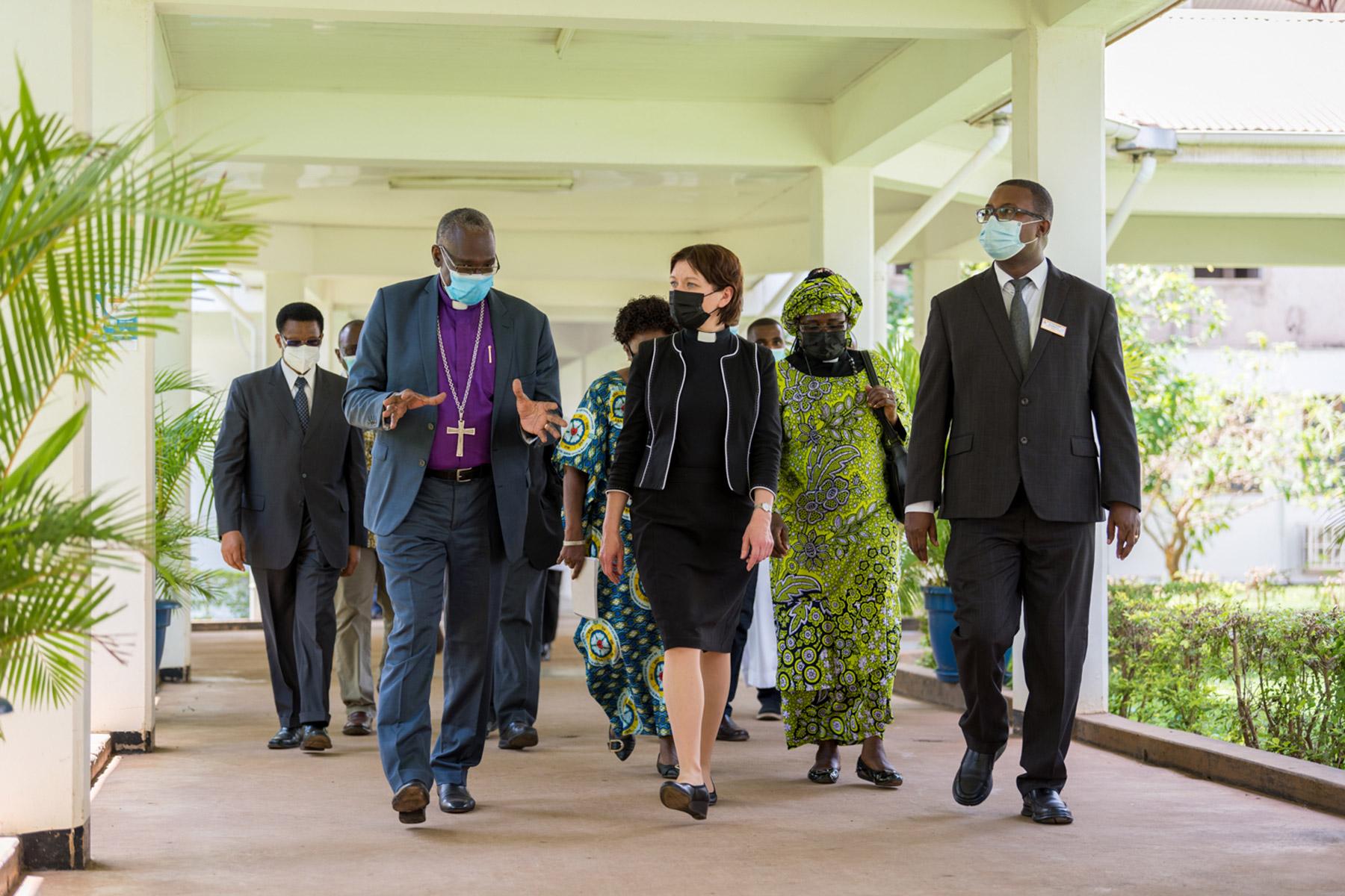 LWB-Generalsekretärin Anne Burghardt besucht das Kilimanjaro Christian Medical Centre. Hier im Gespräch mit dem Leitenden Bischof der ELKT, Fredrick Shoo (links), und dem Direktor des KCMC, Gileard Masenga (rechts). Alle Fotos: LWB/Albin Hillert