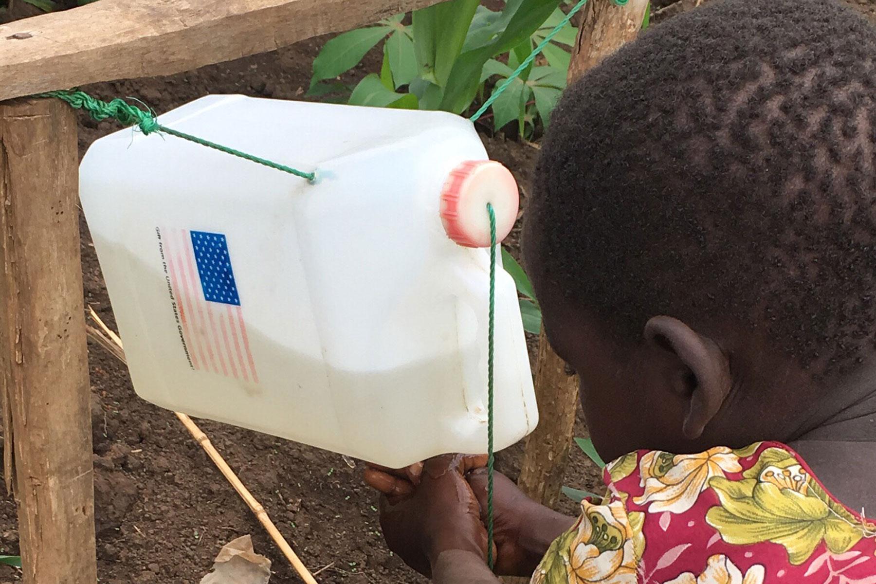 Eine leicht zu betätigende Möglichkeit zum Händewaschen in der Kyangwali Flüchtlingssiedlung, wo der LWB in Uganda Flüchtlinge aus der benachbarten Demokratischen Republik Kongo (DRK) aufnimmt. Foto: LWB/B. Waddell
