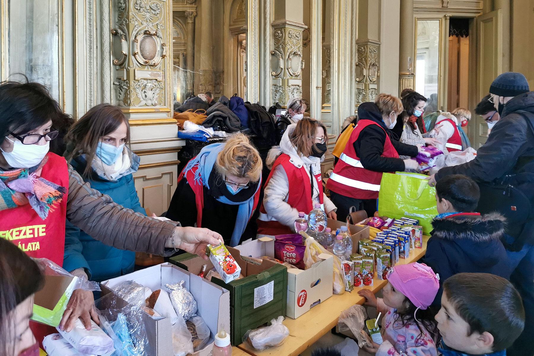 Ungarische Freiwillige, die ukrainischen Flüchtlingen helfen. Foto: Elekes Andor (CC-BY-SA)