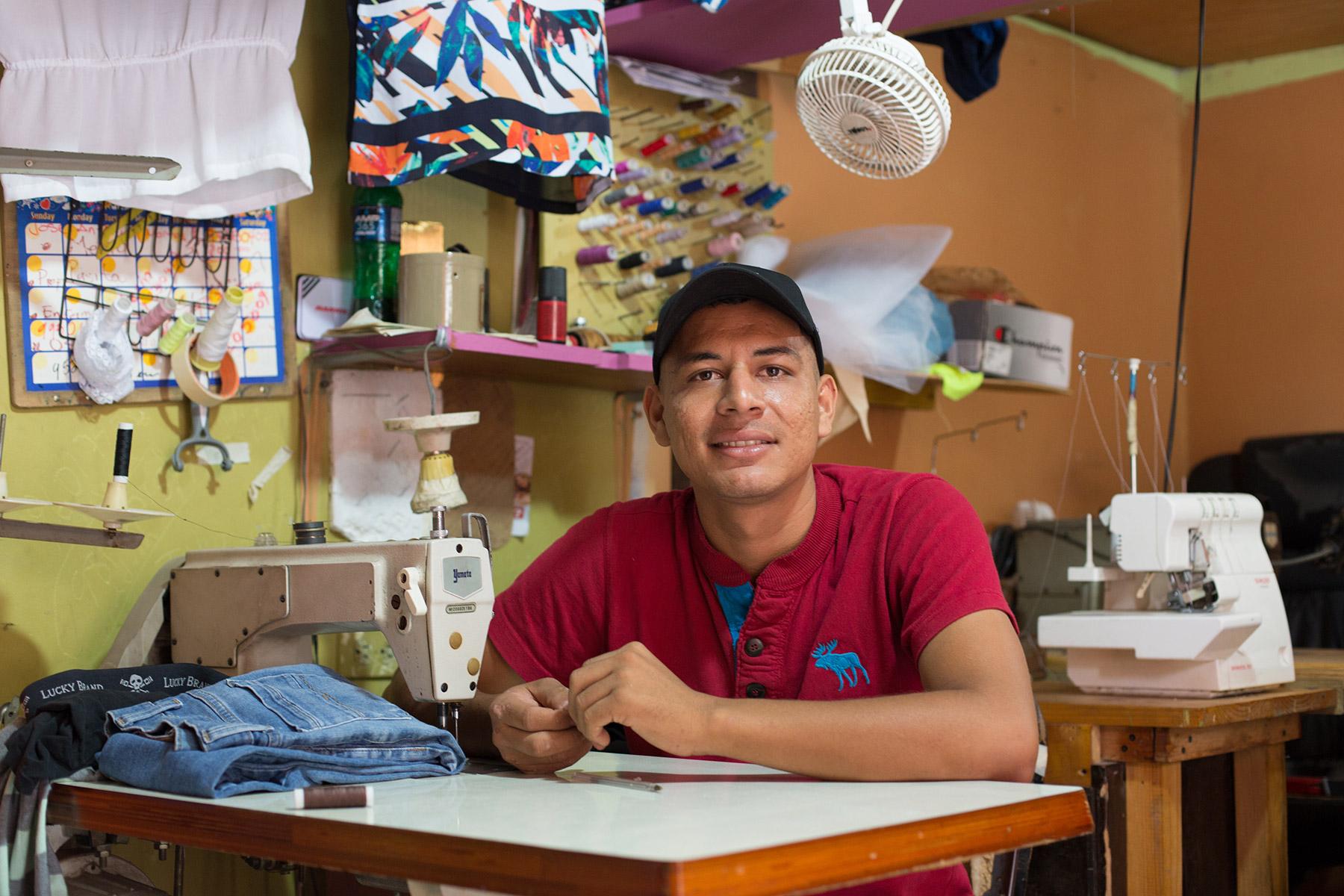 Carlos Hernandez ist aus dem Departamento Olancho, Honduras ausgewandert. Die Region ist schwer vom Klimawandel und sozialen Unruhen betroffen. Foto: Sean Hawkey/LWB