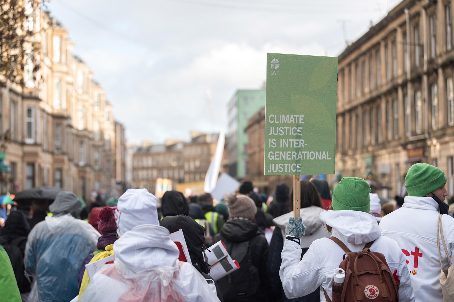 LWB-Jugenddelegierte nehmen an einer Demonstration bei der COP26 in Glasgow, Schottland, teil und setzen sich für Klimagerechtigkeit als Gerechtigkeit zwischen den Generationen ein. Foto: LWB/Albin Hillert