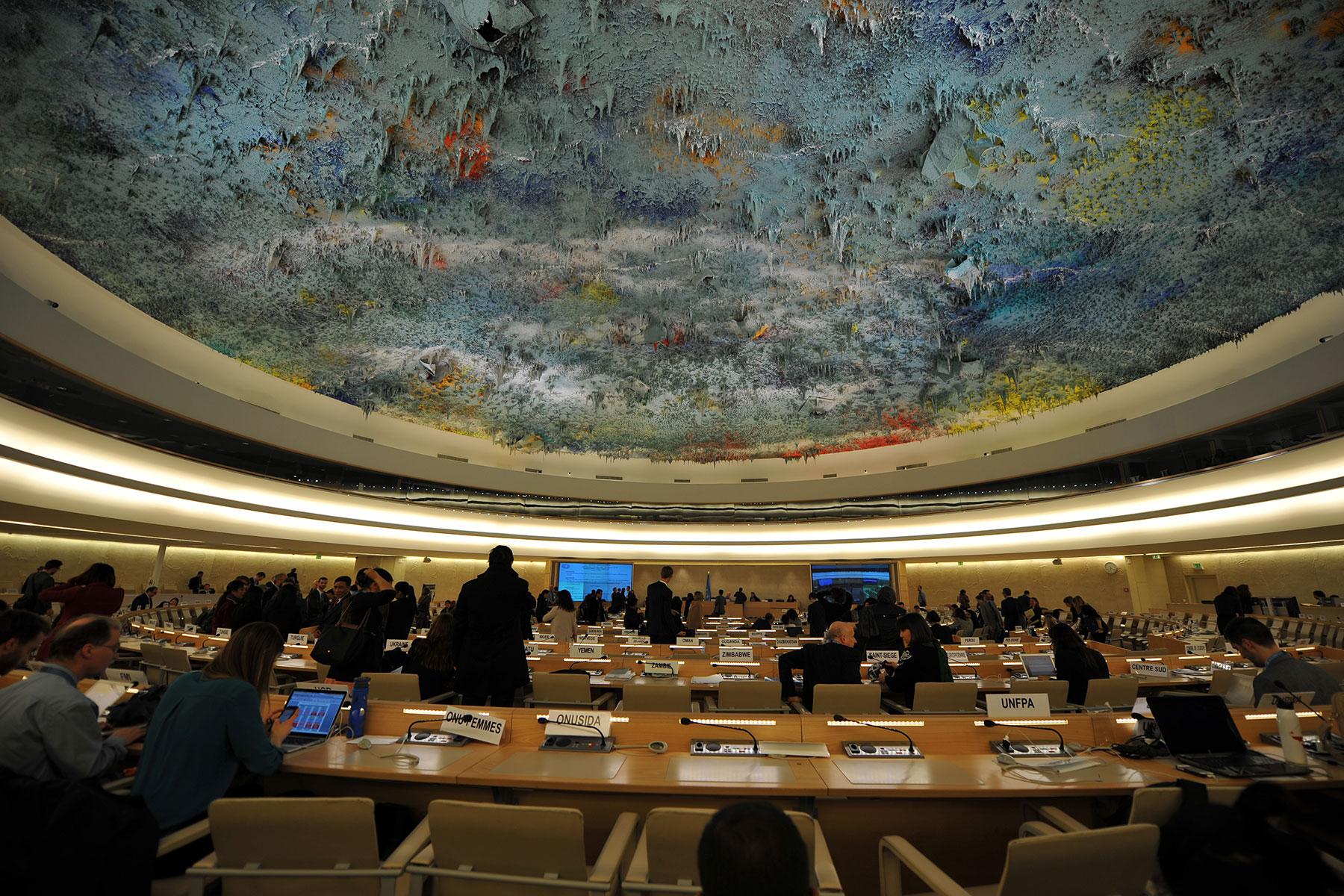 Die Decke im Sitzungssaal des Menschenrechtsrates der Vereinten Nationen im „Palais des Nations“ in Genf. Aufgrund der COVID-19-Pandemie fand die 44. Sitzung des Menschenrechtsrats online statt. Foto: LWB/C. Kästner