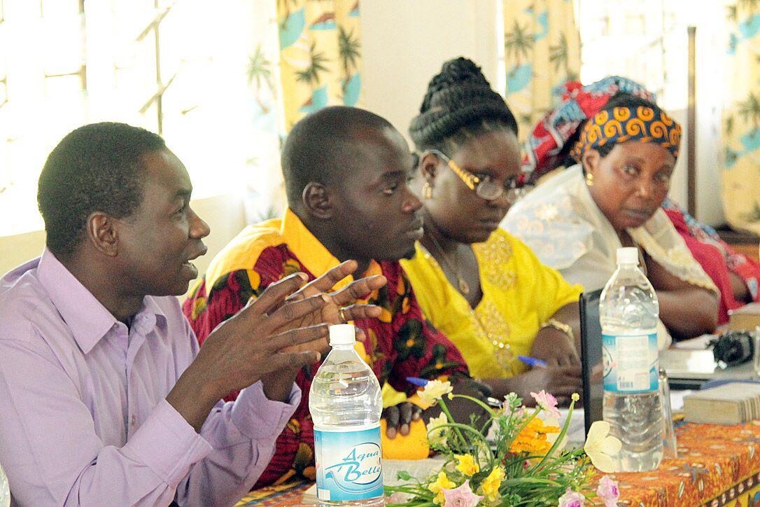 Zu den Teilnehmenden des LWB-Workshops in Ngaoundéré, Kamerun, gehörte Pfr. Mamadou T. Diouf (l.), Präsident der Lutherischen Kirche Senegals. Foto: LWF/ David Adjia