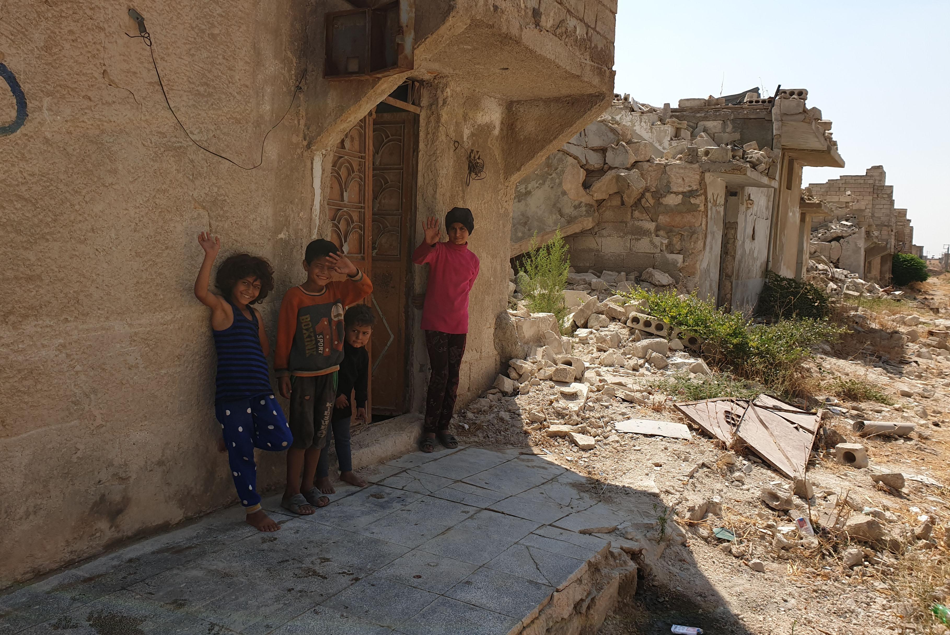 Kinder in den zerstörten Vororten Aleppos. Foto: LWB/ R. Schlott