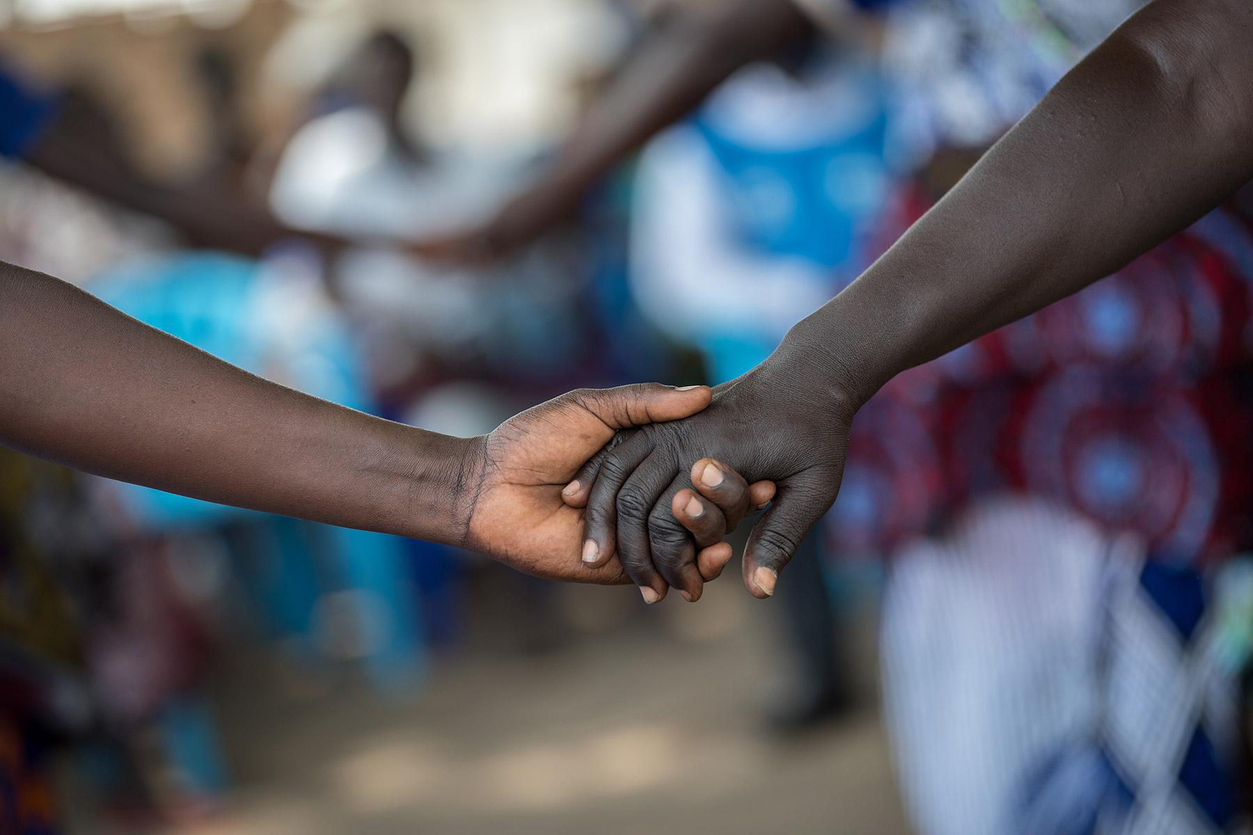 Hände von Flüchtlingsfrauen aus dem Südsudan in der Siedlung Palorinya in Norduganda, die vom der LWB-Weltdienst unterstützt. Foto: LWB/Albin Hillert