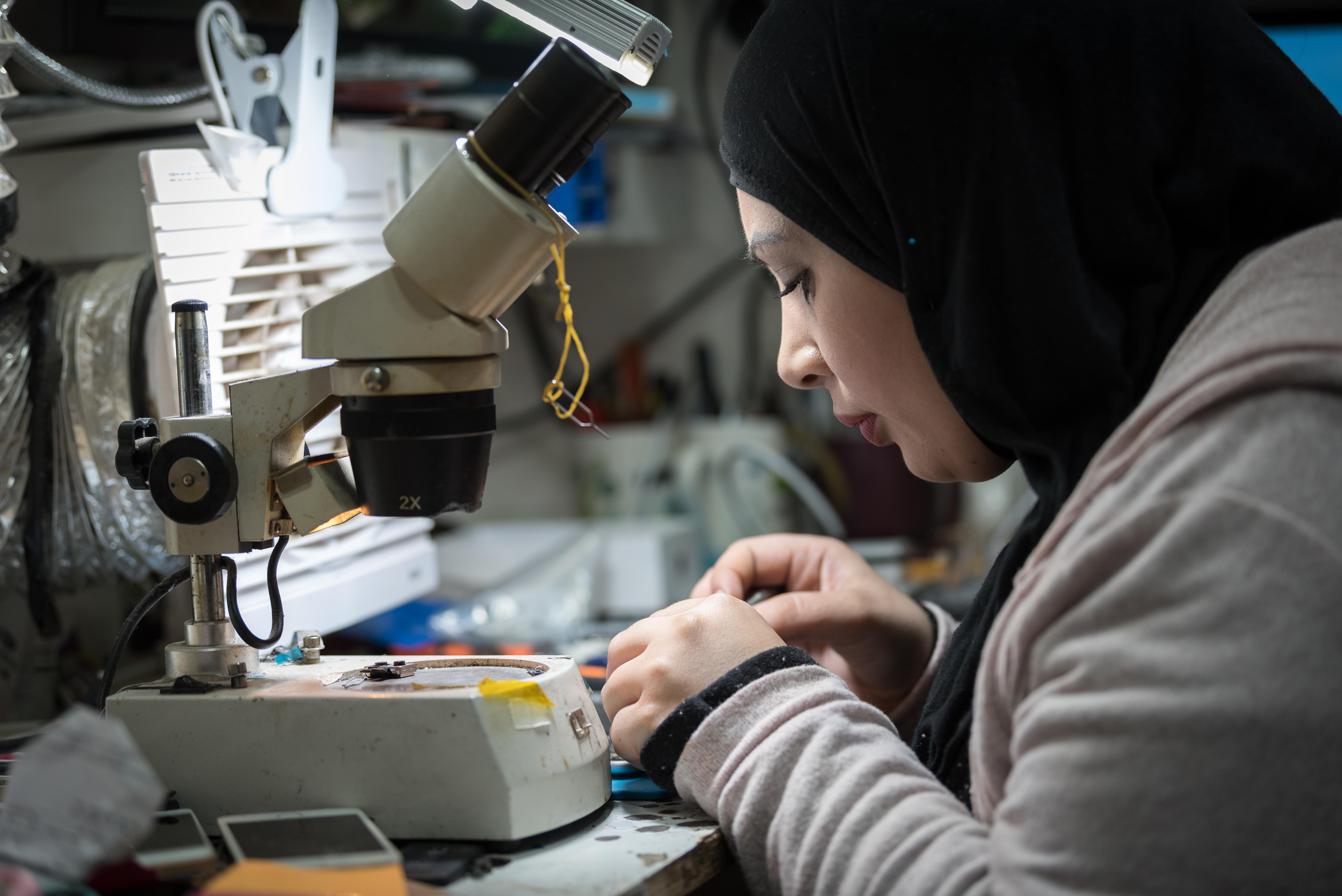 Die 29-jährige Jihad Albaba aus dem Flüchtlingslager Am‘ari stellt in einer kleinen Werkstatt in Ramallah die W-LAN-Funktion eines Mobiltelefons wieder her, nachdem sie ihr Studium im Fach Telekommunikation im Berufsausbildungszentrum des LWB im Ramallah erfolgreich abgeschlossen hat. Das GRIT-Projekt will die Zahl von palästinensischen Frauen in technischen und anderen traditionell weniger weiblich geprägten Berufen erhöhen, die in der Regel besser bezahlte Jobs anzubieten haben. Foto: LWB/Albin Hillert