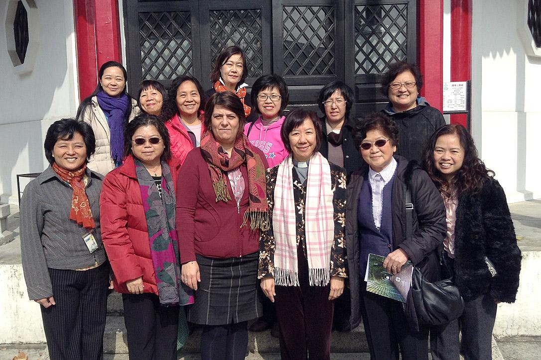 Theologinnen der Nordostasiatischen Lutherischen Gemeinschaft zusammen mit der LWB-Referentin für Frauen in Kirche und Gesellschaft. Foto: LWB