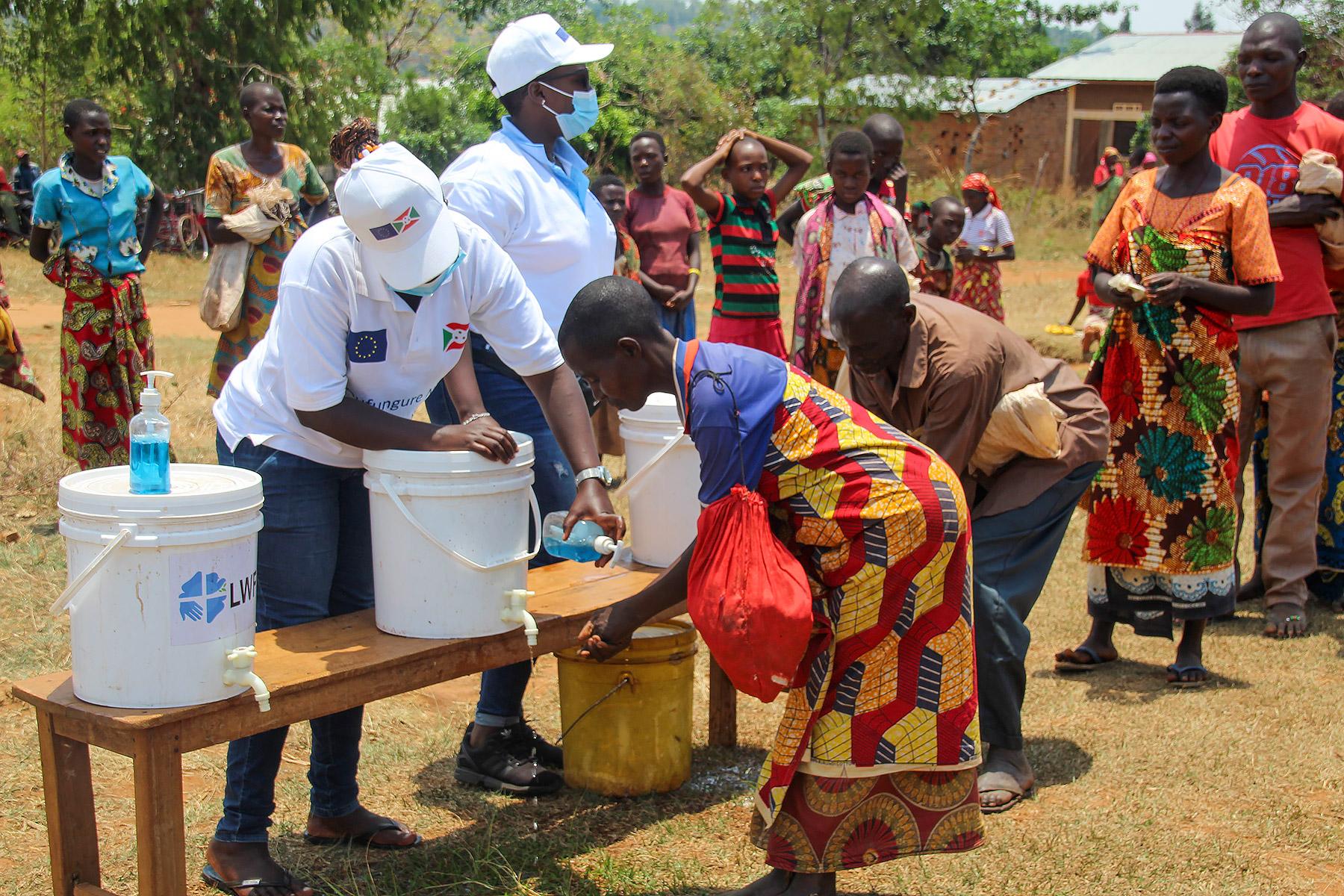 Händewaschen vor einer Verteilung in Burundi. Wasser ist unverzichtbar für Hygienemaßnahmen, die die Ausbreitung von COVID-19 verhindern. Foto: LWB Burundi