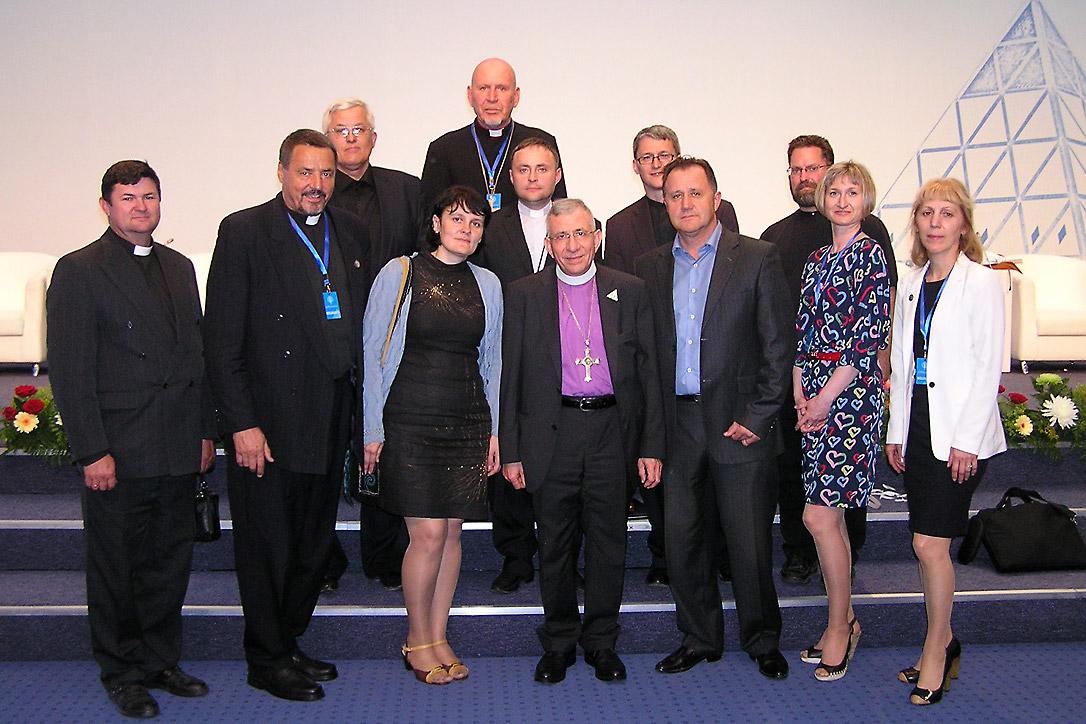 LWB-Präsident Bischof Dr. Munib A. Younan (1. Reihe, Mitte) mit Bischof Jurij Nowgorodow (ganz hinten) und weiteren VertreterInnen der Evangelisch-Lutherischen Kirche in der Republik Kasachstan bei seinem Besuch in Astana im Juni dieses Jahres. Foto: ELKRK