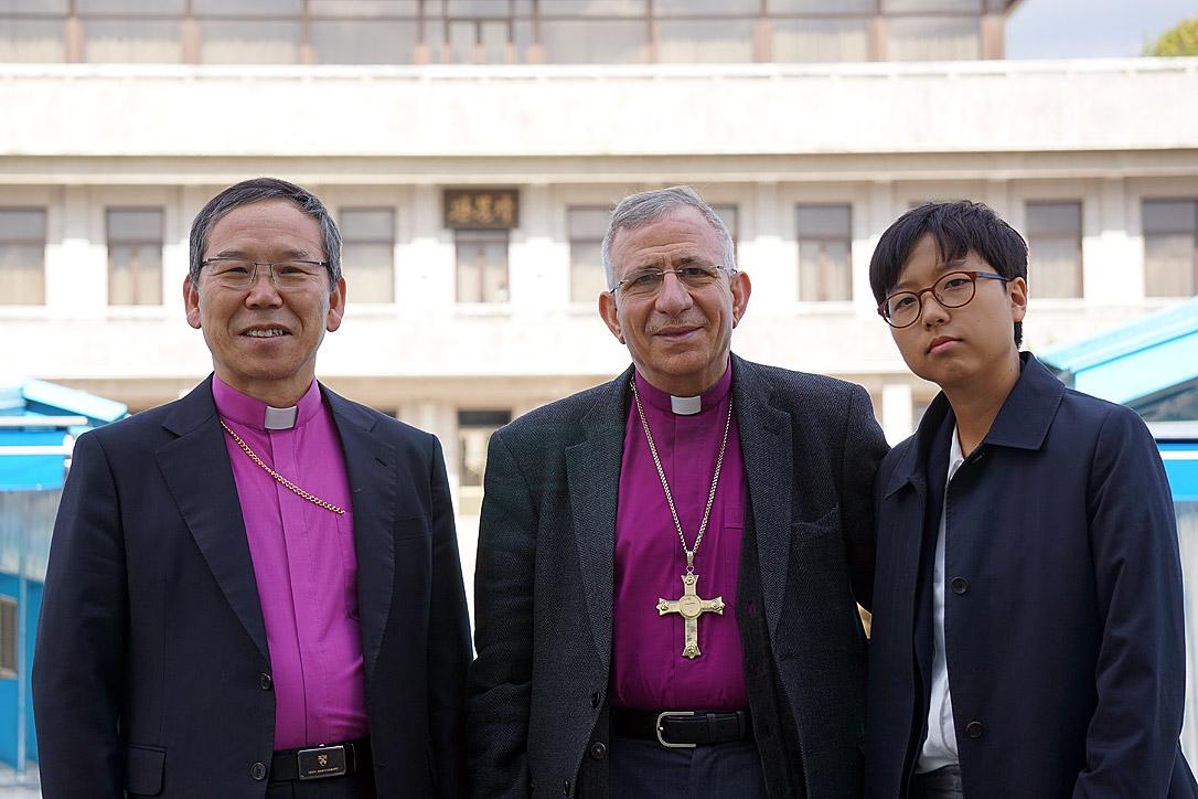 LCK President Rev. Dr Chul Hwan Kim (left) said the visit by LWF President Bishop Dr Munib A. Younan was important as Korean people struggle with âliving in the pain of division.â Eun-hae Kwon (right), LWF Vice-President for Asia, accompanied Bishop Younan. Photo: LWF/LCK