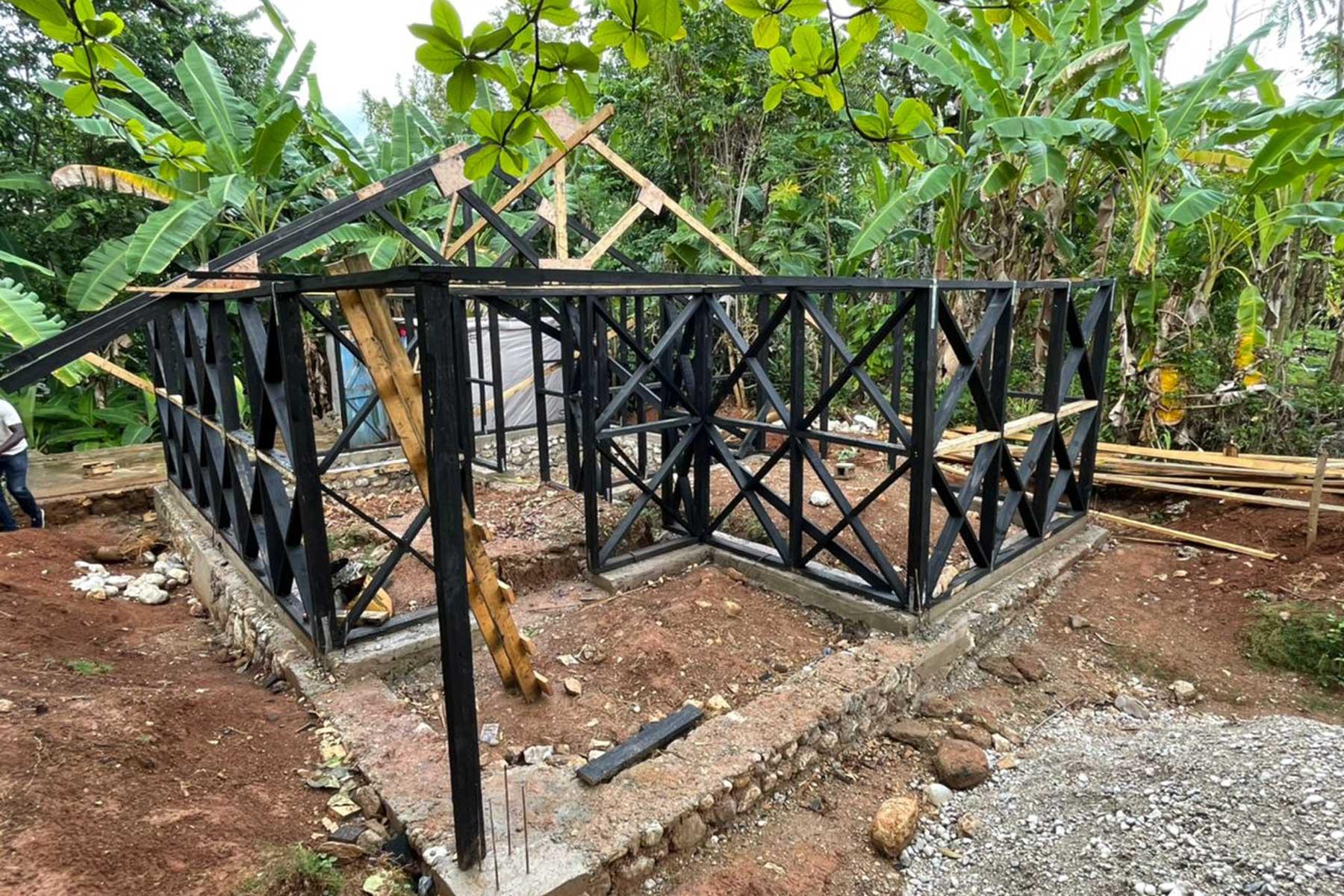 Der Bau von hurrikan- und erdbebensicheren Häusern gehört zu den langfristigen Wiederaufbauprojekten von LWB Haiti, die die Bemühungen um Risikominderung im Katastrophenfall ergänzen. Foto: LWB Haiti