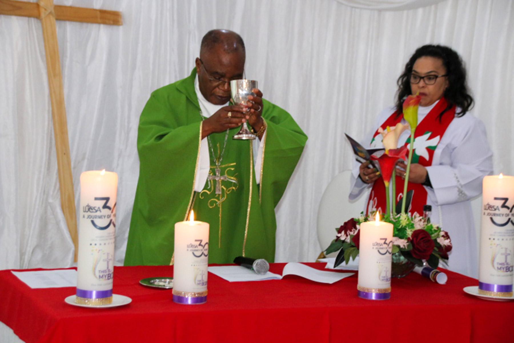 LUCSA-Präsident Joseph Bvumbwe (l.) und Geschäftsführerin Lilana Kasper leiteten gemeinsam den Gottesdienst auf der 11. LUCSA-Versammlung. Foto: LUCSA/R. Mofulatsi