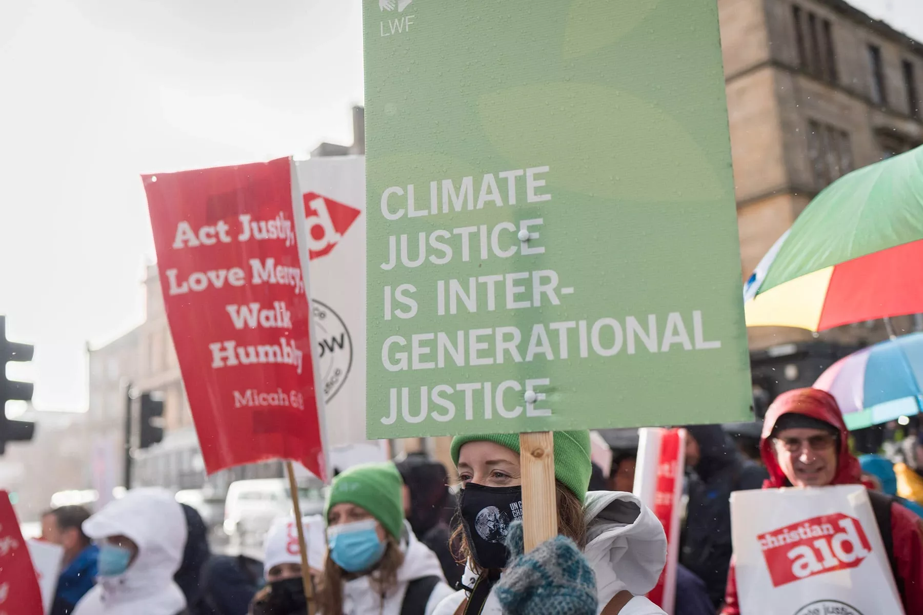Seit 2011 vertreten junge Erwachsene den LWB bei den UN-Klimakonferenzen (COP) und treten dort für Klima- und Generationengerechtigkeit ein. Im letzten Jahr haben sie während der COP26 in Glasgow, Schottland, auch an dem Klimastreik teilgenommen. Foto: LWB/Albin Hillert