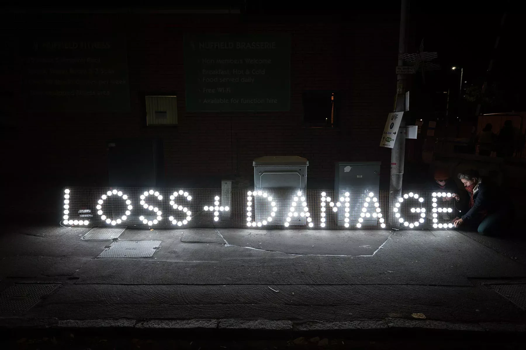 Eine Lichtinstallation mit den Worten „Loss + Damage“ vor dem Scottish Events Campus in Glasgow, Schottland. Verluste und Schäden bezieht sich darauf, wie reiche Länder Entwicklungsländern und armen Ländern helfen können, die Auswirkungen des Klimawandels auf das Leben der Menschen zu bewältigen. Foto: LWB/Albin Hillert 