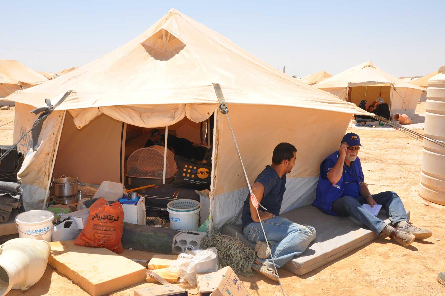Vor zehn Jahren hat der LWB im Flüchtlingslager Za‘atari seine Arbeit für syrische Geflüchtete aufgenommen. Das Lager liegt in der jordanischen Wüste. Zuerst haben die Menschen dort in Zelten gelebt, und Wasser wurde mit LKWs ins Lager transportiert. Foto: LWB 
