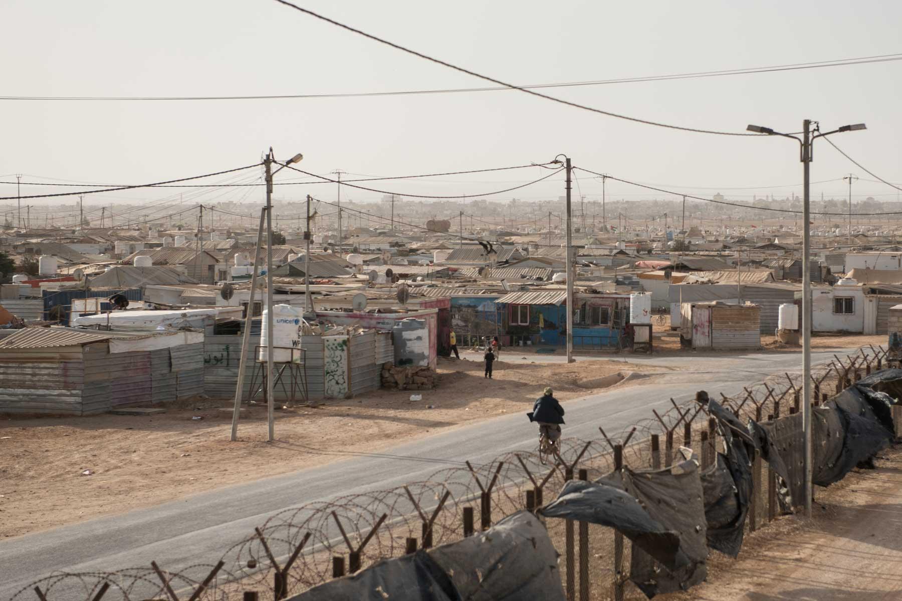 Mit 80.000 Menschen ist Za‘atari das größte Flüchtlingslager in Jordanien. Es verfügt über Geschäfte und Infrastrukturen wie eine Kleinstadt. Foto: DCA/Christian Jepsen