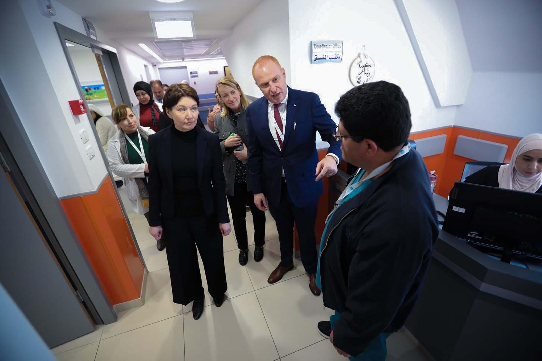 Fadi Atrash (2.v.r.) Geschäftsführer des Auguste-Viktoria-Krankenhauses, zeigt der LWB-Generalsekretärin Anne Burghardt (l.) eine Station des Krankenhauses. Foto: LWB/E. Shaheen