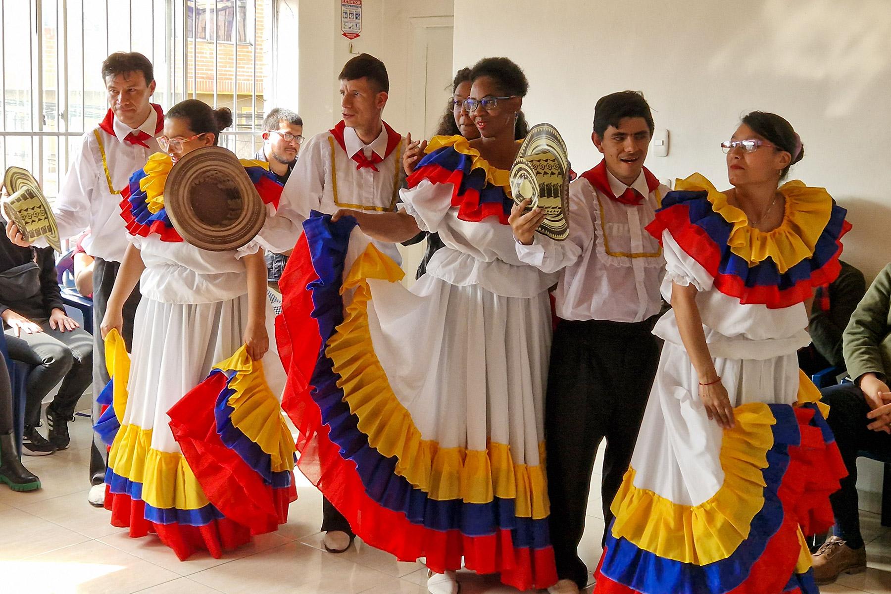 Im Zentrum „La Vid Verdadera“ präsentieren Menschen mit einer Hörbehinderung oder geistigen Behinderung einer Gruppe von Besuchenden von der vorbereitenden Tagung zur LWB-Vollversammlung stolz einen traditionellen kolumbianischen Tanz. Foto: LWB/A. Weyermüller