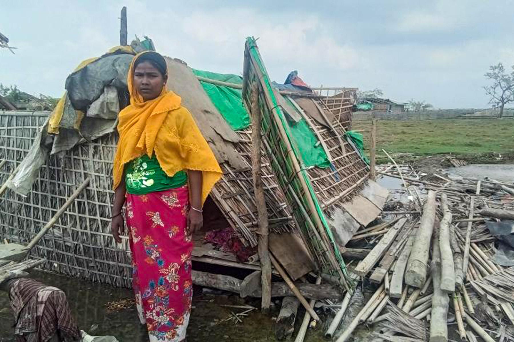 Daw Raw Bi Tu vor ihrem zerstörten Haus in der Nähe von Sittwe, Myanmar