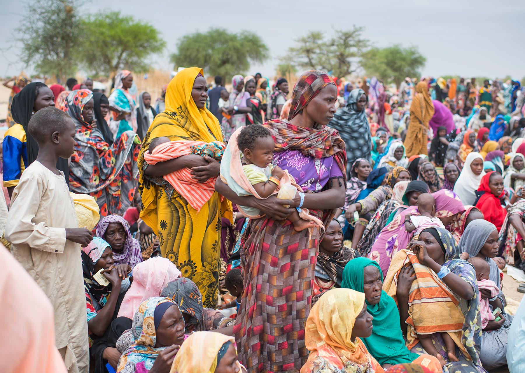 Tschad: Ankunft neuer sudanesischer Flüchtlinge. Viele sind Frauen mit kleinen Kindern