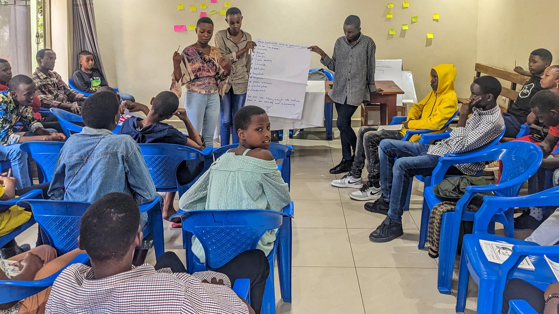 Junge Teilnehmende der LKR auf dem Schulungsworkshop im April 2023 berichten, wie sie die erworbenen Fähigkeiten für die Friedensförderung und die Lösung von Konflikten einsetzen wollen. Foto: LCR/Geoffrey Munyaneza 
