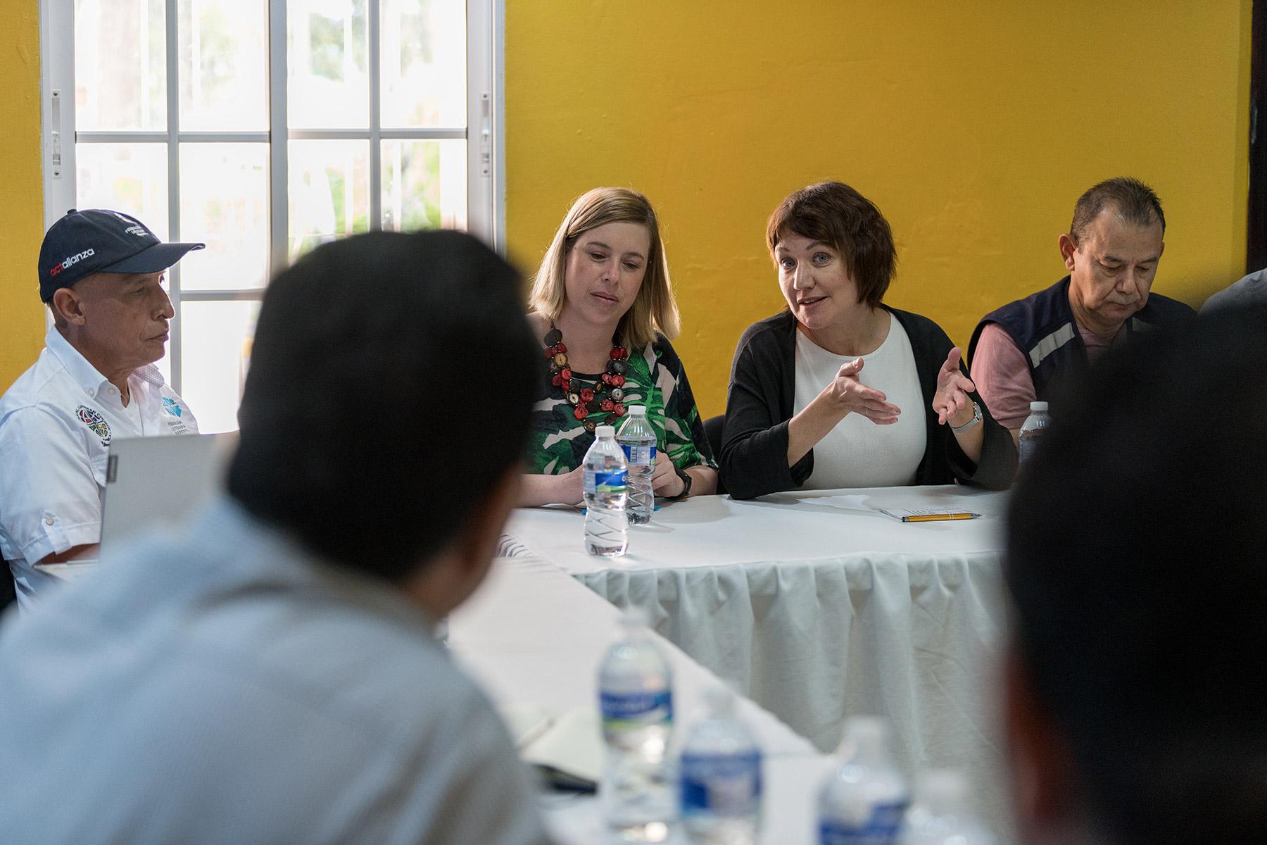 LWB-Generalsekretärin Anne Burghardt spricht während eines Treffens mit dem Bürgermeister der Gemeinde Guaimaca, Nelson Chávez