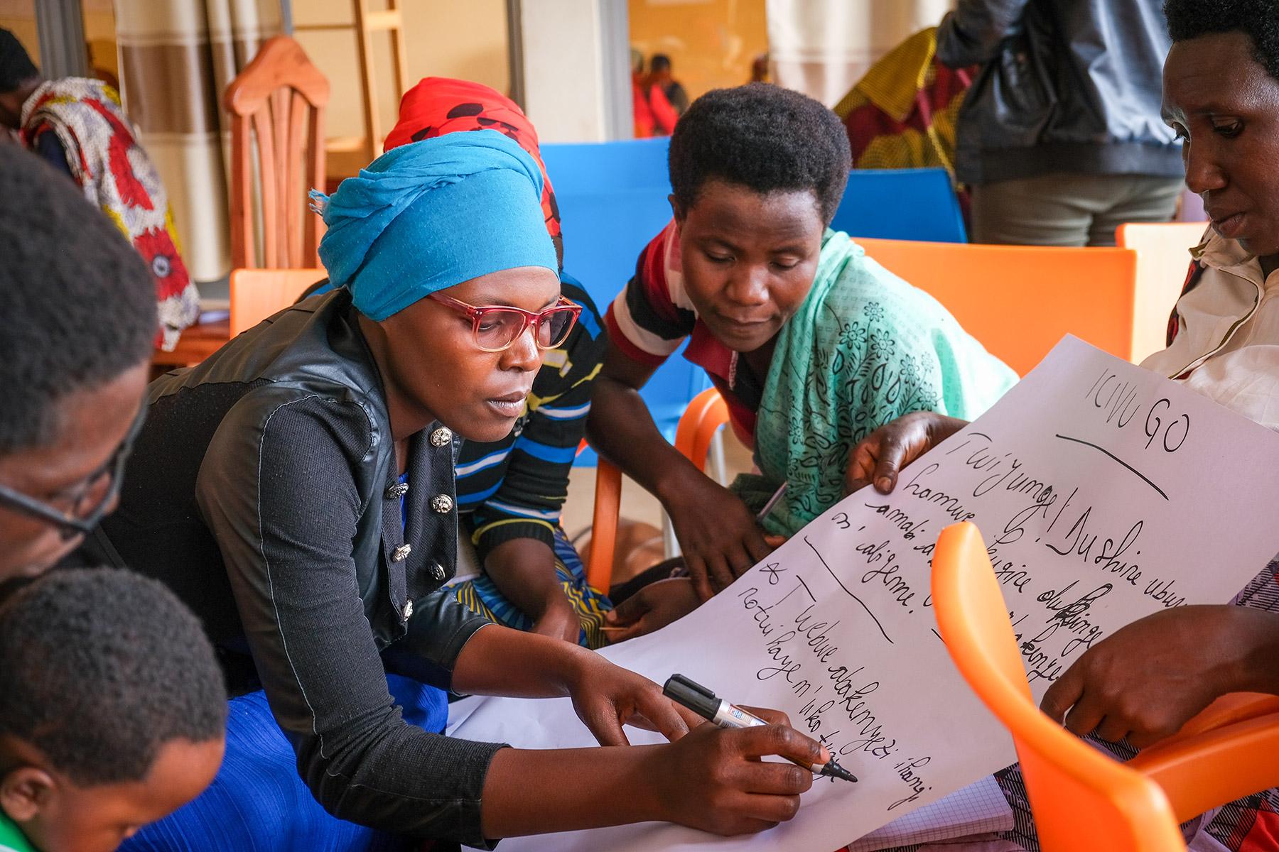 Teilnehmende an einem von LWB-Burundi veranstalteten dreitägigen Gendergerechtigkeitsworkshop 