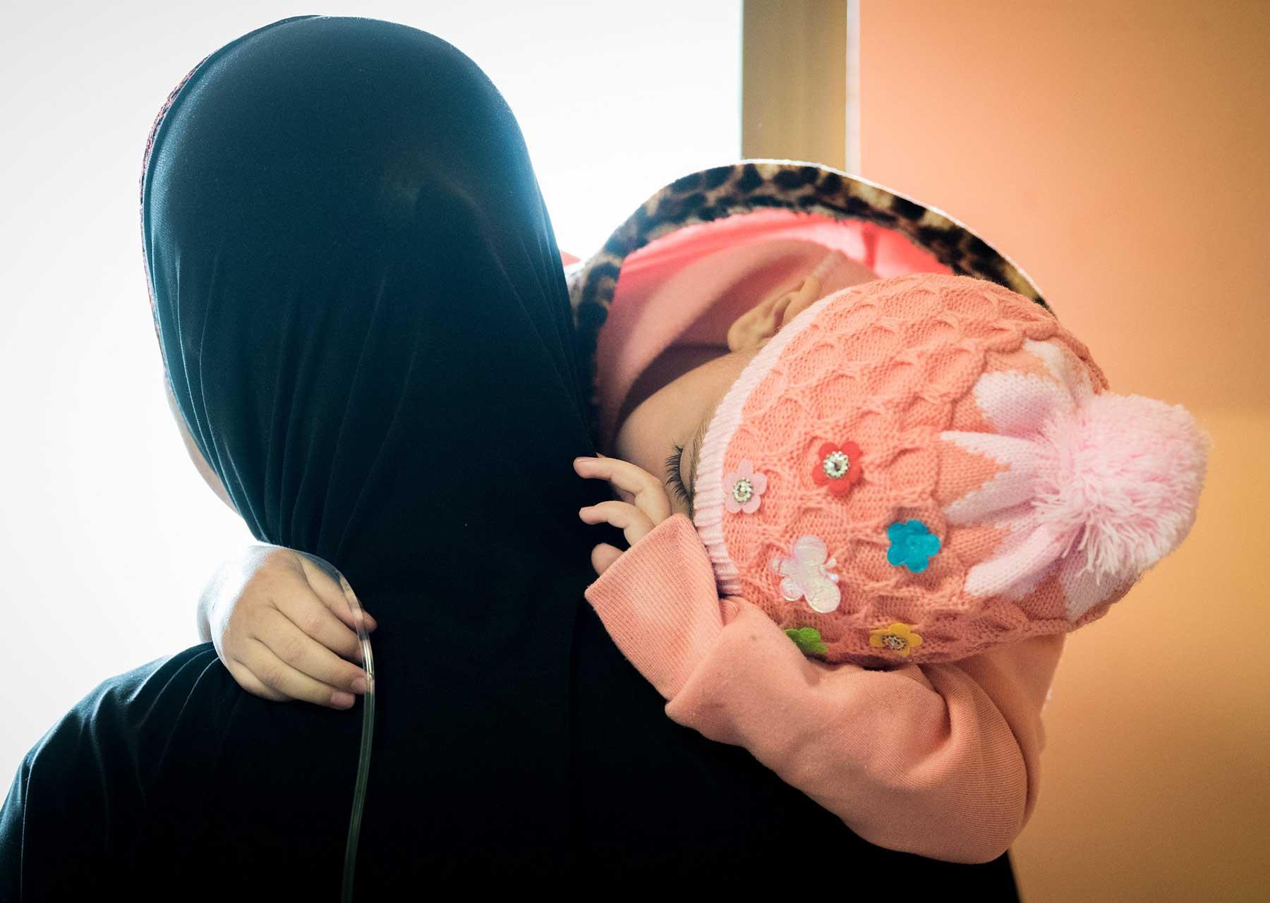 Eine vierjährige Krebspatientin aus Gaza im AVH, zusammen mit ihrer Mutter. Das Mädchen wurde wegen eines Gehirntumors behandelt