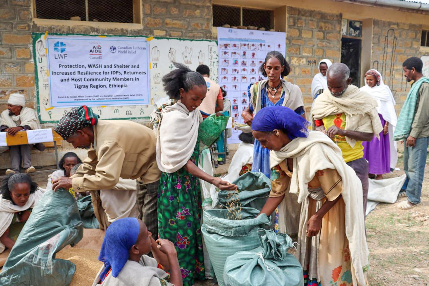 Verteilung von Getreide an Binnenvertriebene in Maichew im Süden der Region Tigray. Aufgrund des Konflikts hatten die landwirtschaftlichen Betriebe keine Möglichkeit, Saatgut auszubringen und zu ernten
