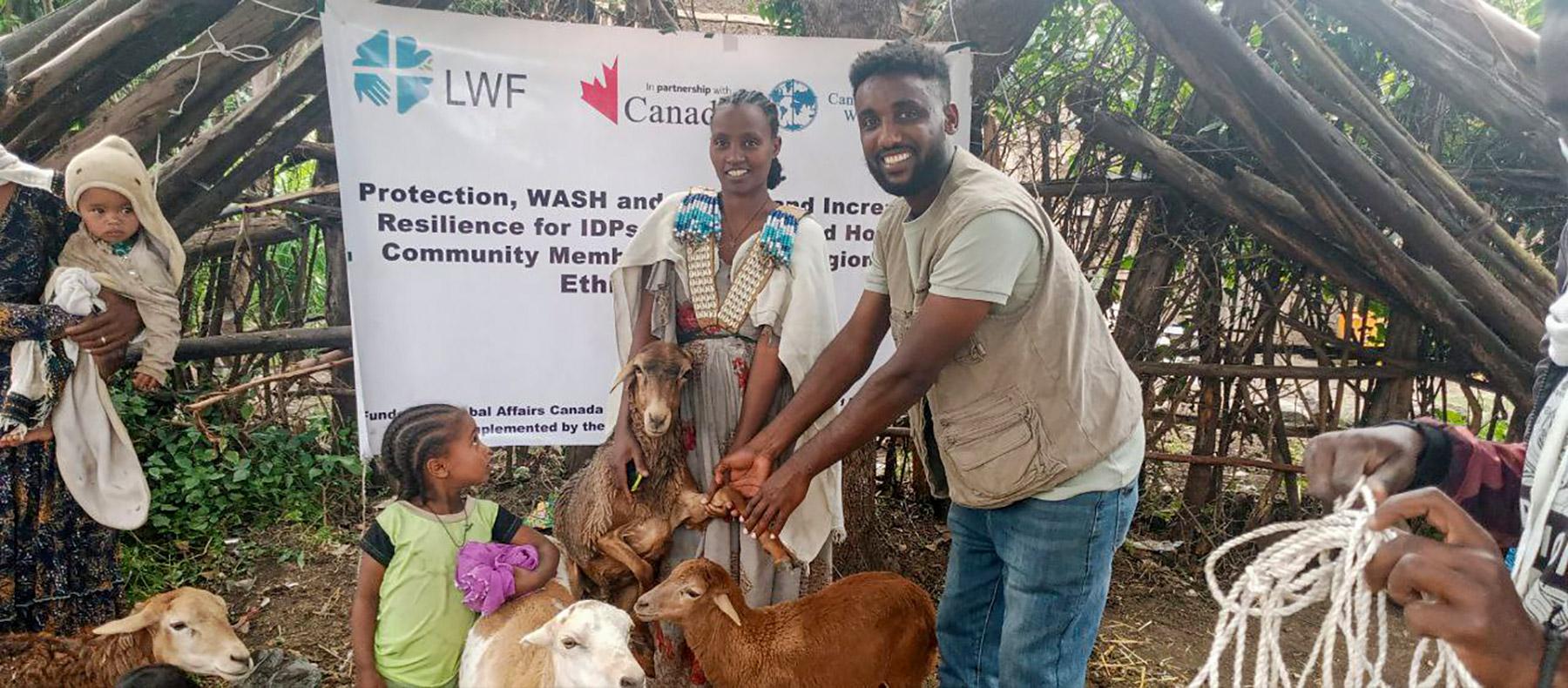 Eine Bauernfamilie nimmt Nutztiere an einem Versorgungspunkt des LWB und seiner Partner in Maichew entgegen. Millionen von Menschen in dem Land sind von Ernährungsunsicherheit bedroht